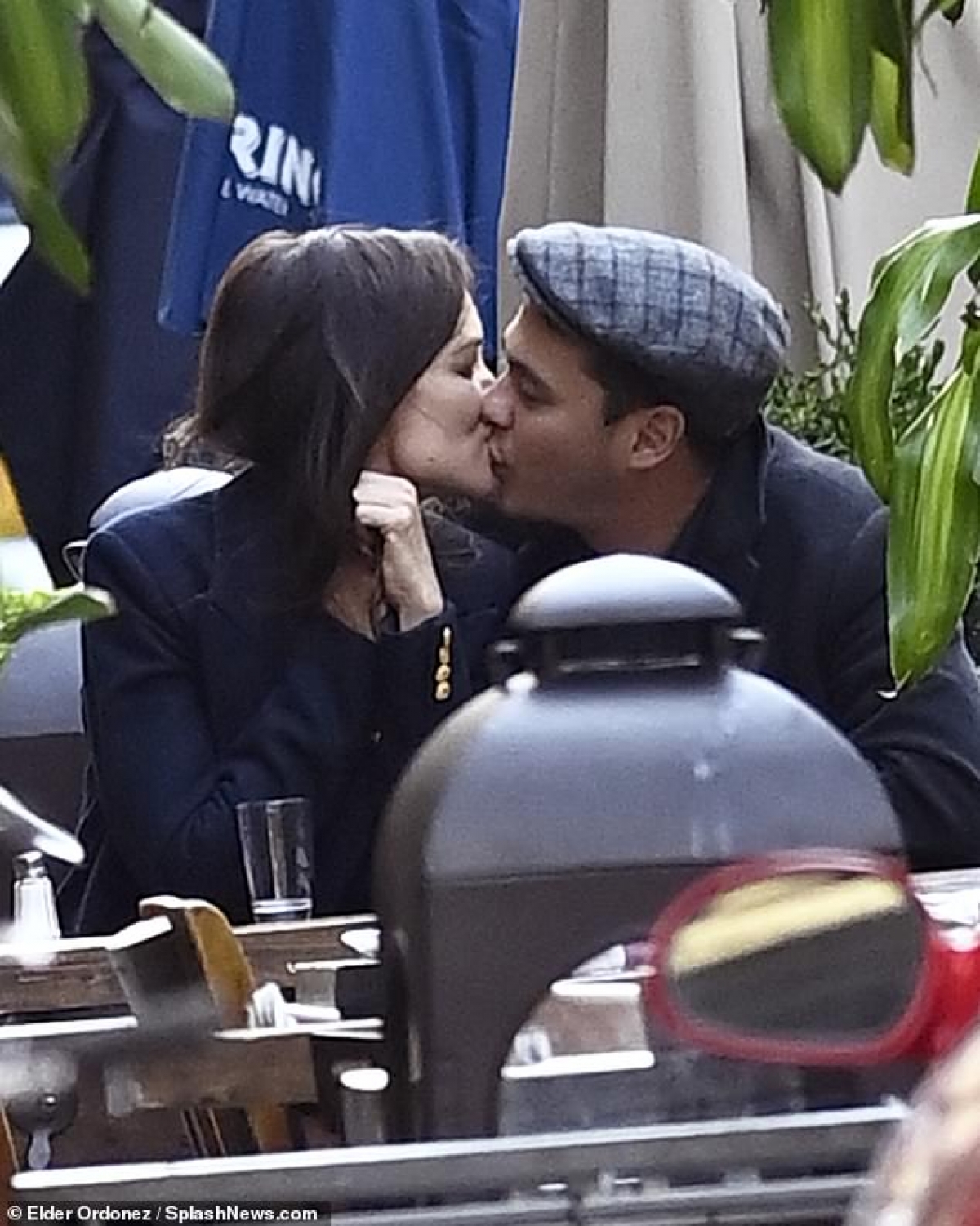 Katie Holmes ngọt ngào "khóa môi" bạn trai Emilio Vitolo Jr khi cả hai cùng thưởng thức bữa tối lãng mạn ngoài trời tại một nhà hàng ở New York ngày 22/9.