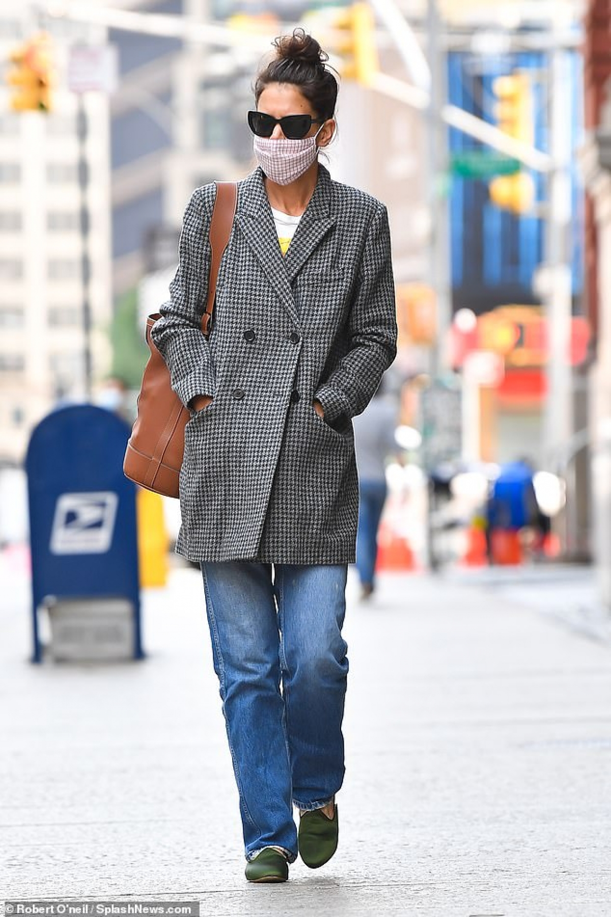 Katie Holmes một mình ra phố đi dạo ở New York ngày 16/9 vừa qua, theo giờ địa phương.