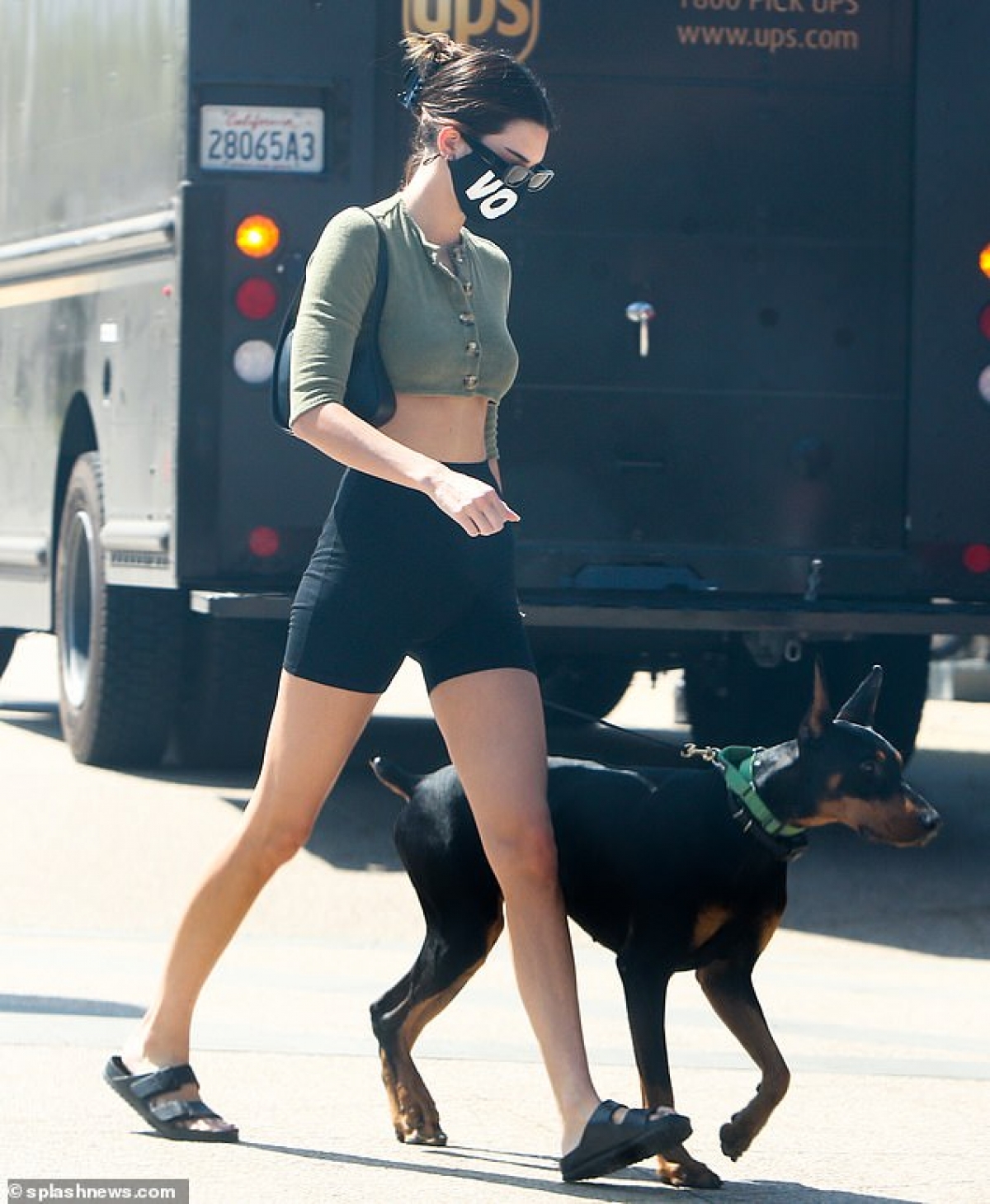 Em gái Kim Kardashian mặc áo croptop và quần thun, khoe body săn chắc ra phố.
