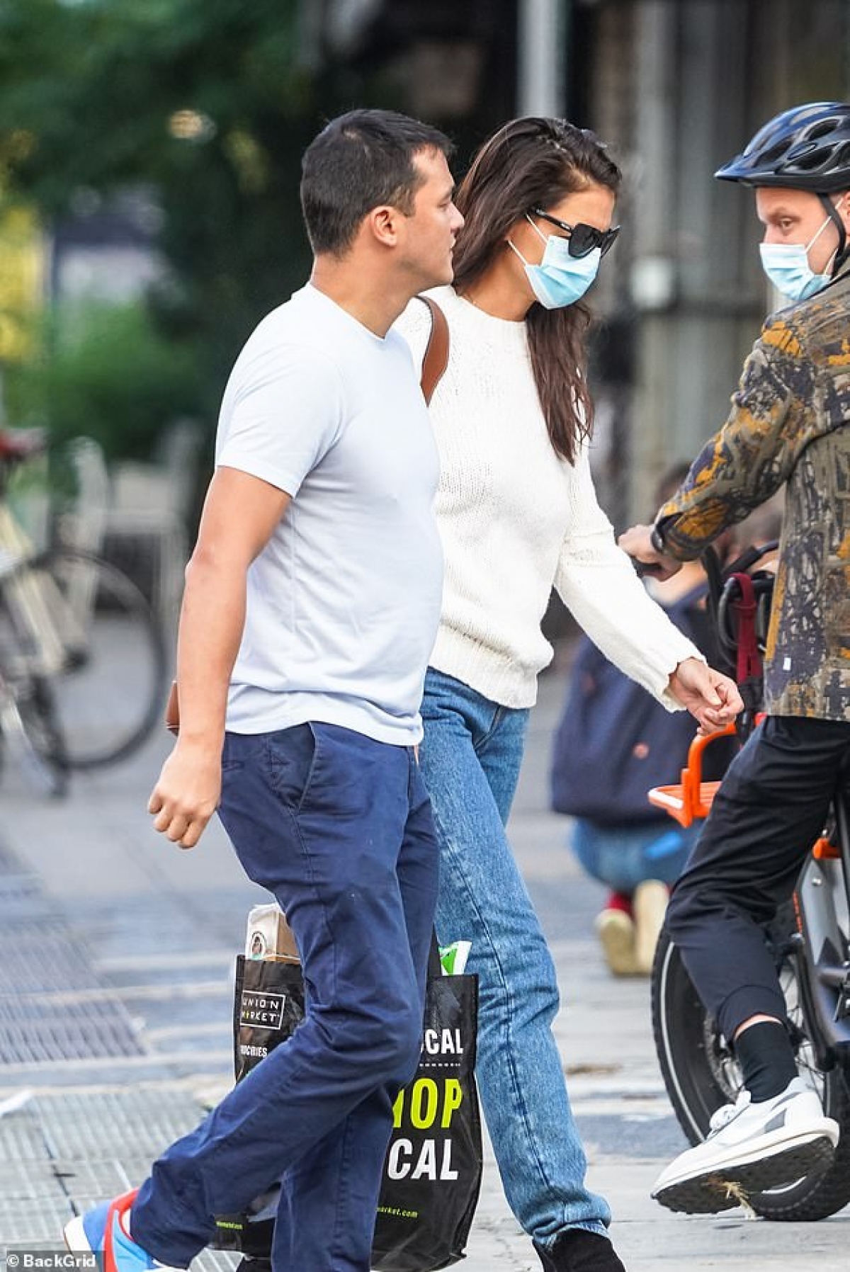 Ngày 13/9, Katie Holmes vừa được người tình Emilio Vitolo lái xe đưa về nhà sau 5 tiếng hẹn hò tình cảm.
