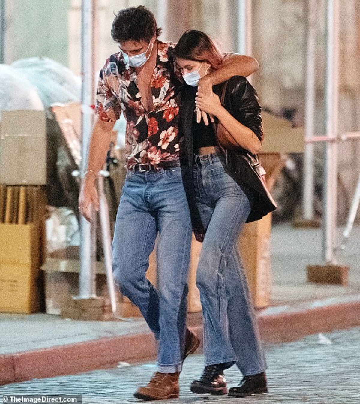 Trong khi ngôi sao Euphoria diện phong cách cổ điển với áo Hawaii họa tiết hoa cùng quần jeans khỏe khoắn...