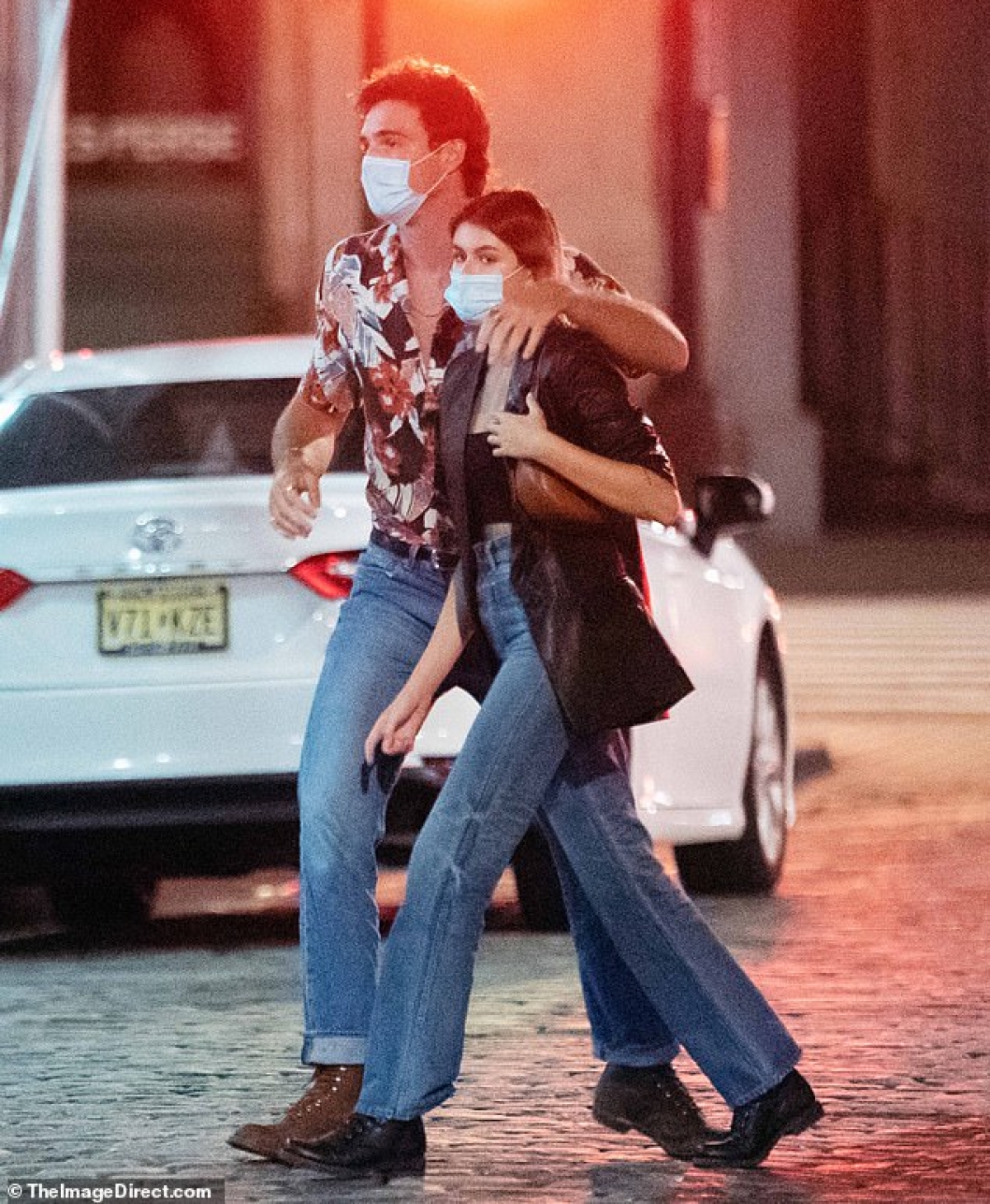 ... Thì Kaia Gerber lại chọn style hiện đại với crop-top, quần cạp cao phối cùng blazer da oversize sành điệu.