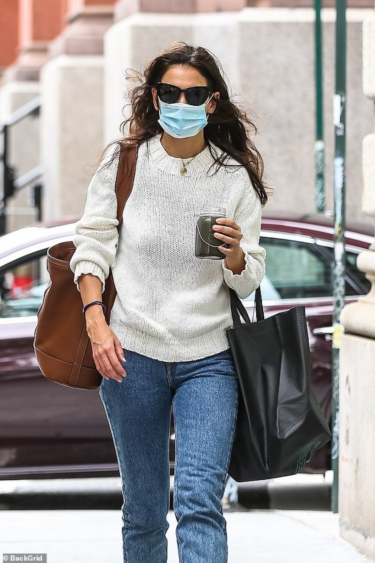 Katie Holmes sau đó về nhà cô, còn Emilio tới nhà hàng làm việc.