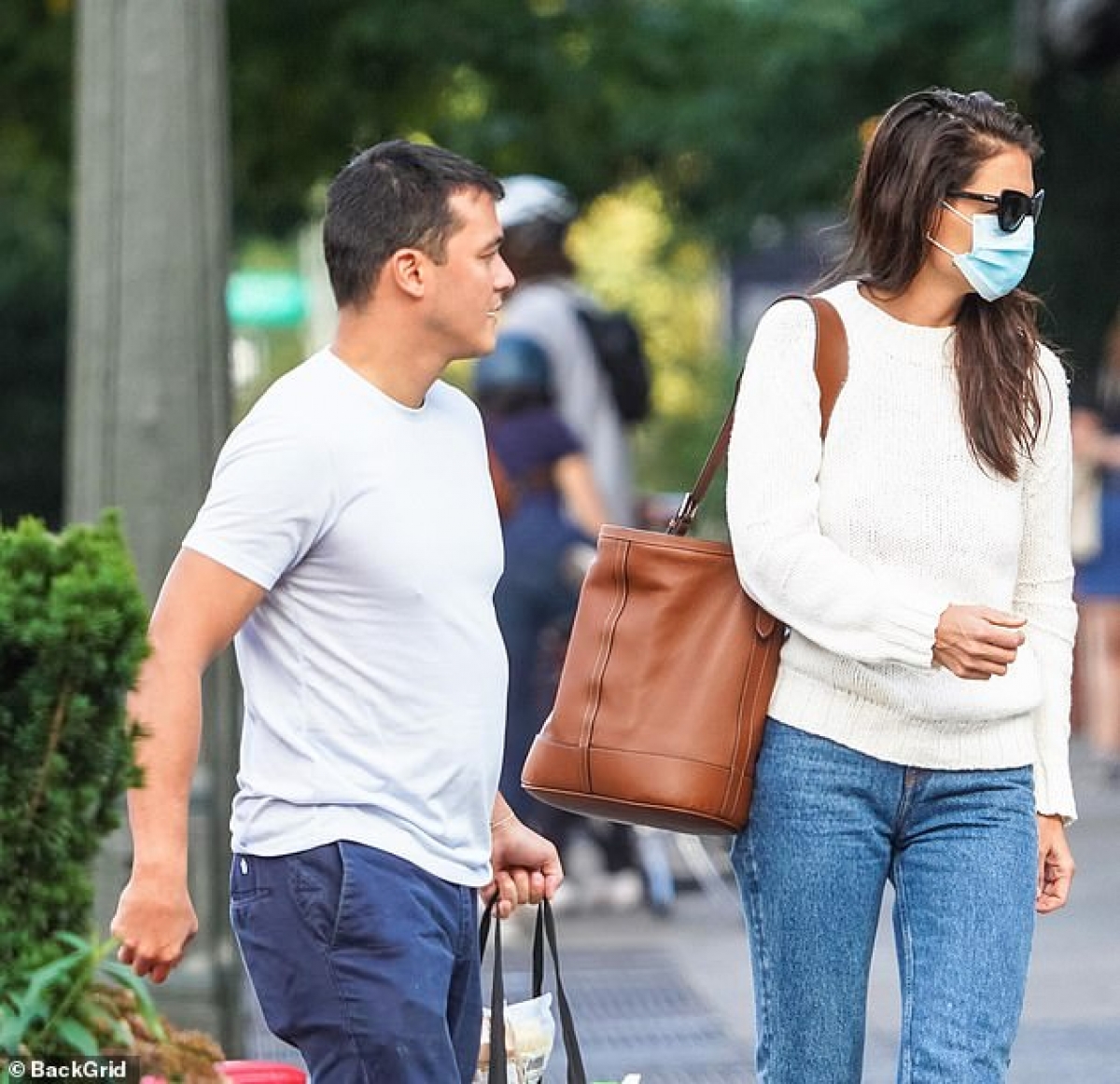 Katie Holmes và Emilio vướng tin đồn hẹn hò từ ngày 4/9 vừa qua, sau khi cả hai bị bắt gặp ăn tối cùng nhau tại một nhà hàng trong khu phố Soho, Manhattan.