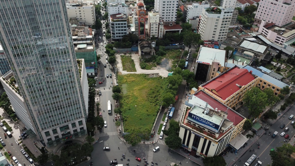 Khu "đất vàng" 2-4-6 Hai Bà Trưng cỏ mọc um tùm sau khi chuyển đổi từ đất Nhà nước sang đất tư nhân.