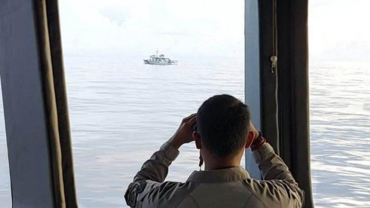 KN Nipah 321 của Indonesia trục xuất tàu hải cảnh Trung Quốc tại vùng biển Natuna. (Ảnh: Tribunnews)