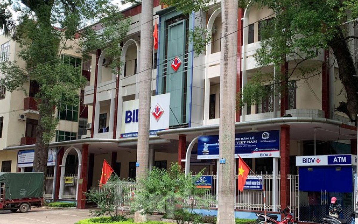 
Với vỏ bọc là cán bộ ngân hàng BIDV và Viettinbank chi nhánh Lạng Sơn, đối tượng Nam đã lừa được nhiều người với số tiền lớn. Ảnh: Duy Chiến