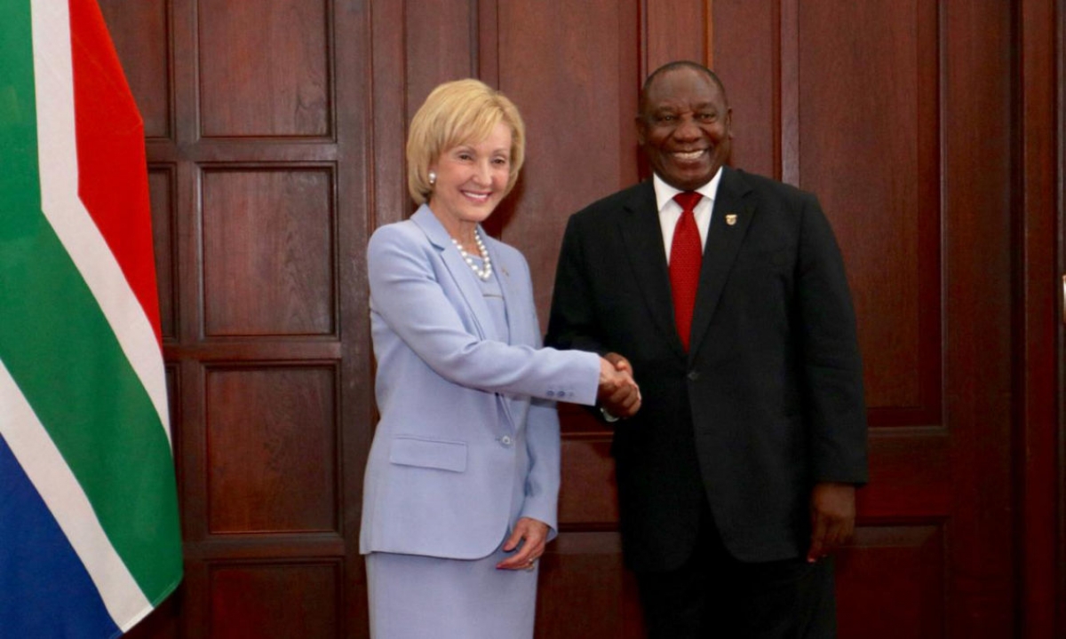 Đại sứ Mỹ Lana Marks cùng Tổng thống Nam Phi Cyril Ramaphosa. Ảnh: Đại sứ quán Mỹ tại Nam Phi.