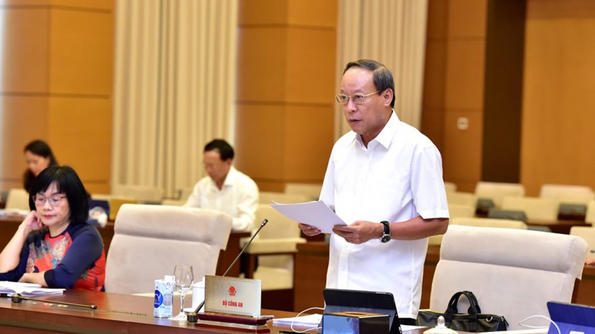 Thứ trưởng Bộ Công an Lê Quý Vương báo cáo tại phiên họp Uỷ ban Thường vụ Quốc hội