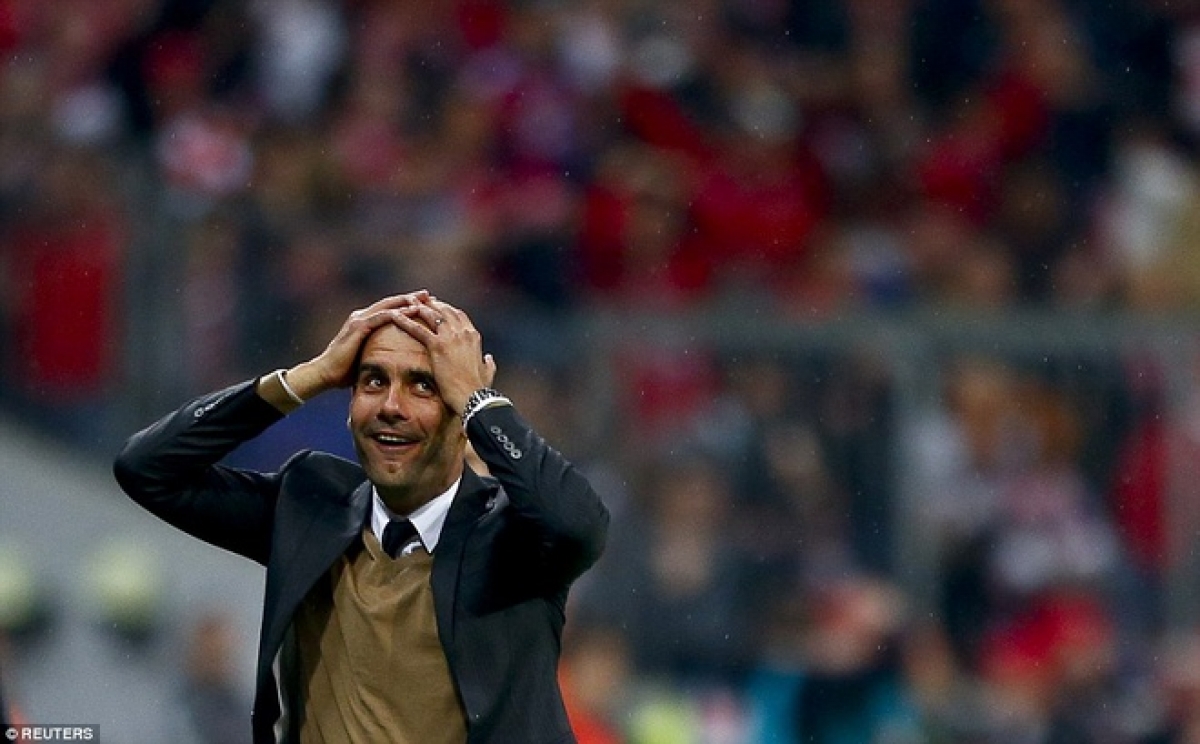 HLV Guardiola không tin nổi vào màn trình diễn của Lewandowski trong trận đấu ngày này 5 năm trước. (Ảnh: Getty).