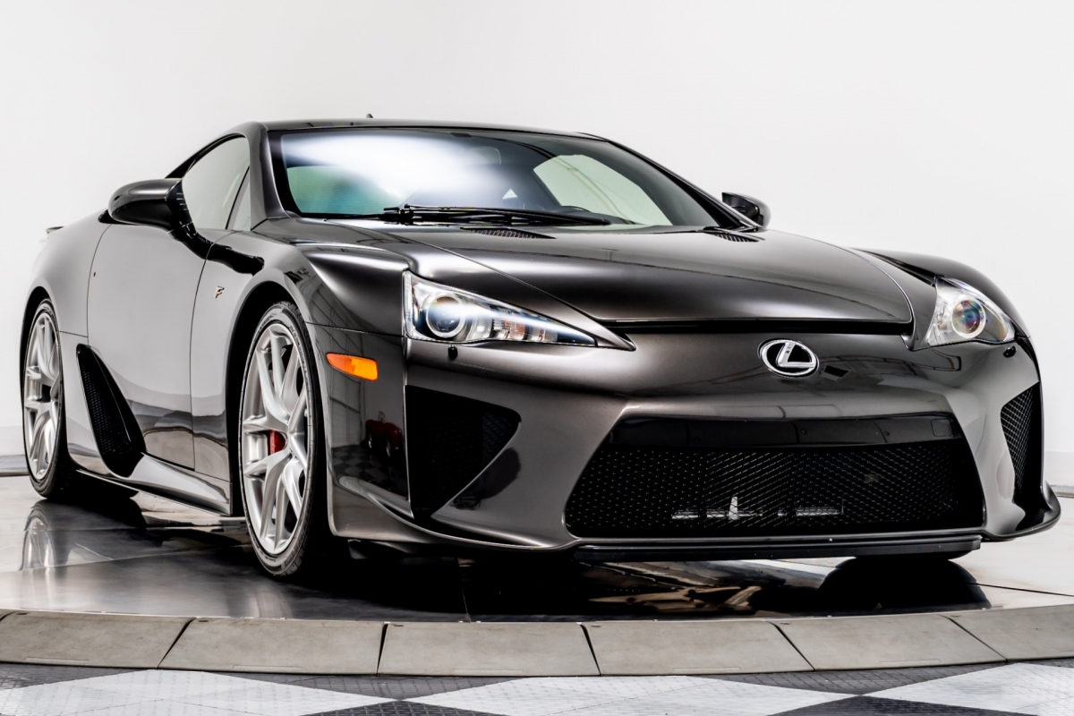 Trong số 500 chiếc LFA được Lexus bán ra từ năm 2012, có lẽ chiếc xe này là "độc nhất vô nhị" khi mang trên mình màu sơn Brown Stone độc đáo. 