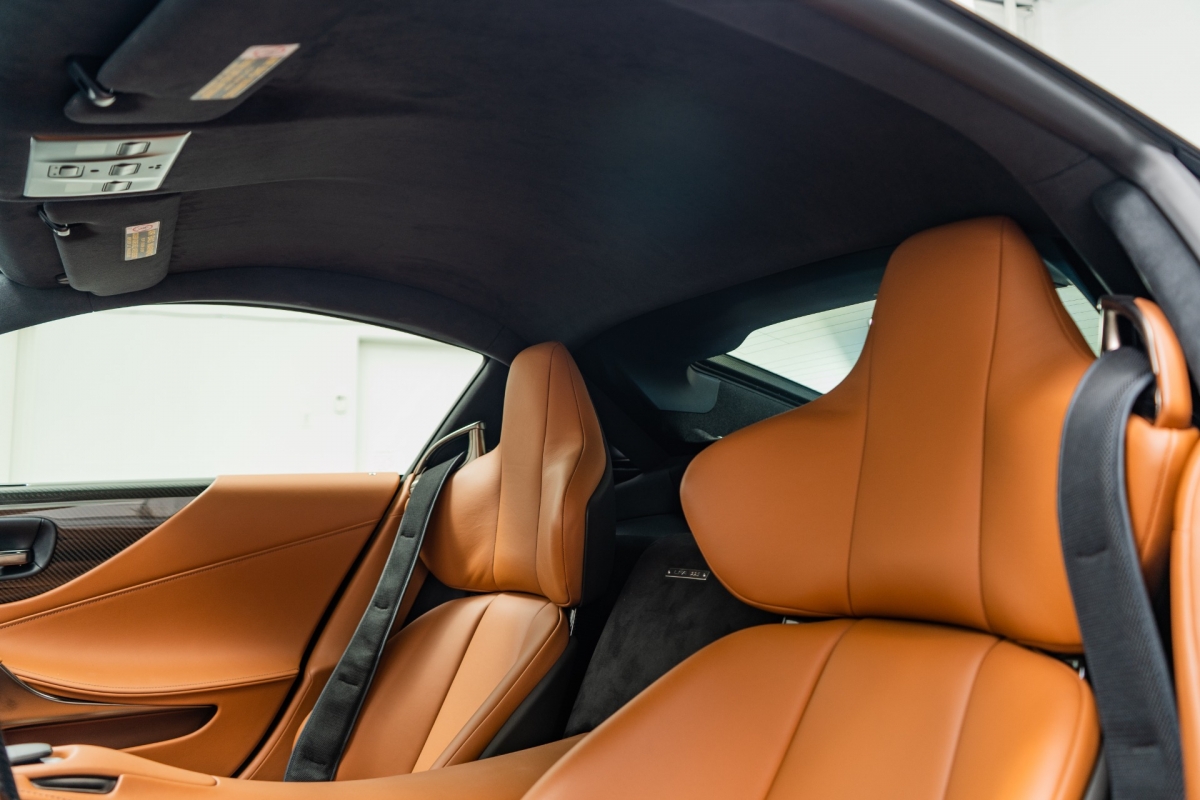 Chiếc Lexus LFA này mang số thứ tự 225 trên tổng số 500 chiếc được sản xuất và một bảng tên bằng nhôm, đặt trong nội thất sẽ cho biết điều đó. 