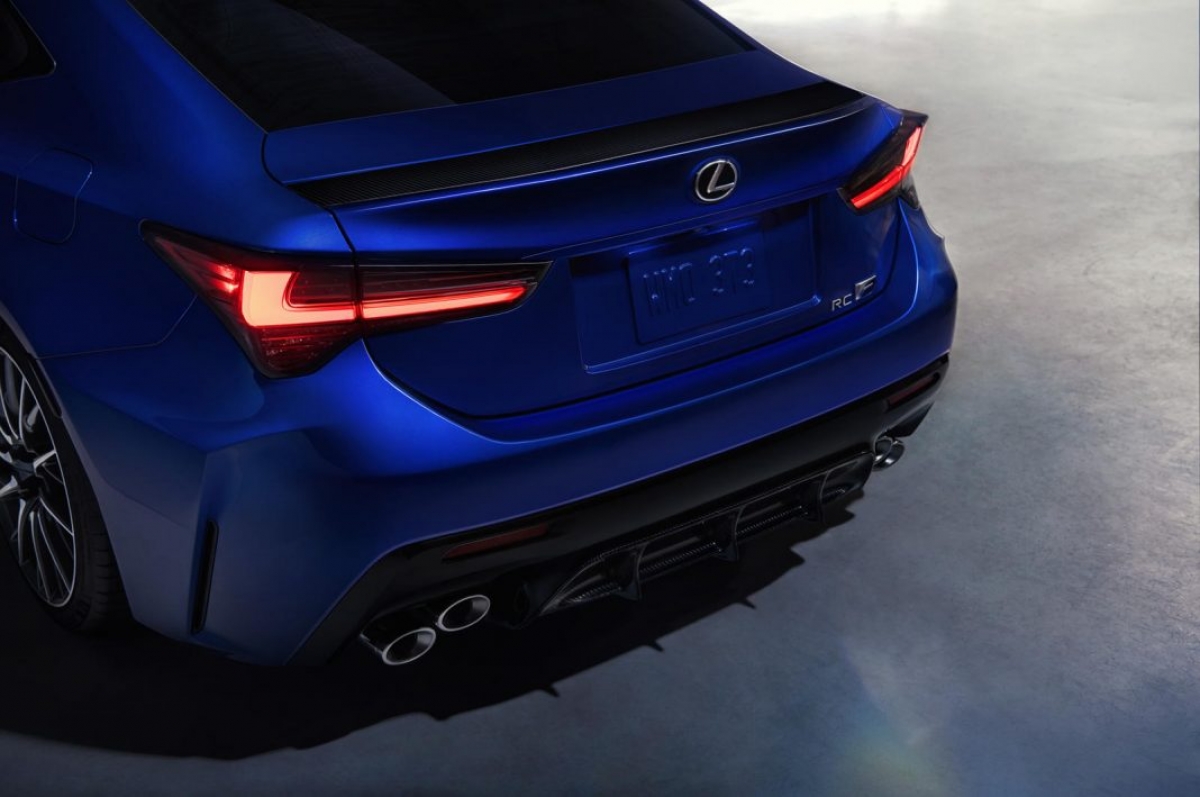Phiên bản đặc biệt Fuji Speedway Edition sẽ được ra mắt nhằm thế chỗ bản Track Edition của RC F 2020 và sẽ được sản xuất giới hạn chỉ 60 chiếc trên toàn thế giới. Giống với người tiền nhiệm, phiên bản đặc biệt của RC F 2021 sẽ sở hữu một số nâng cấp đáng giá để gia tăng hơn nữa khả năng vận hành của xe.