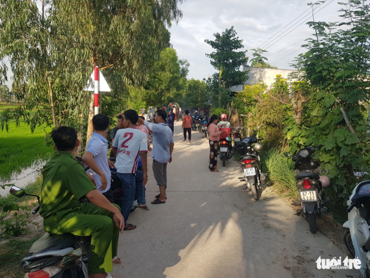 Công an huyện Tịnh Biên đã nhanh chóng xuống hiện trường tìm hiểu nguyên nhân vụ việc làm 5 trẻ đuối nước cùng lúc. (Ảnh: Bửu Đấu)