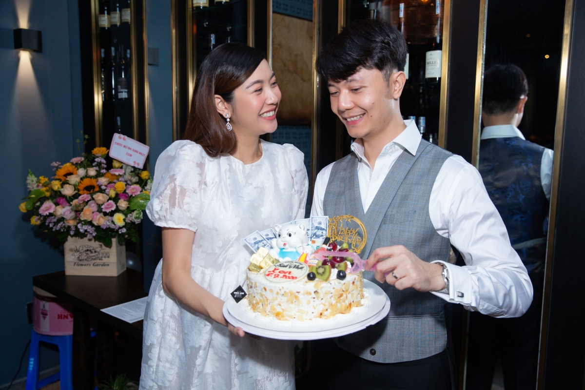 Á hậu Thúy Vân tổ chức sinh nhật cho chồng.