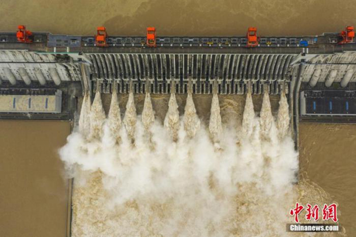 Xả lũ tại đập Tam Hiệp hôm 20/8. (Ảnh: Chinanews)
