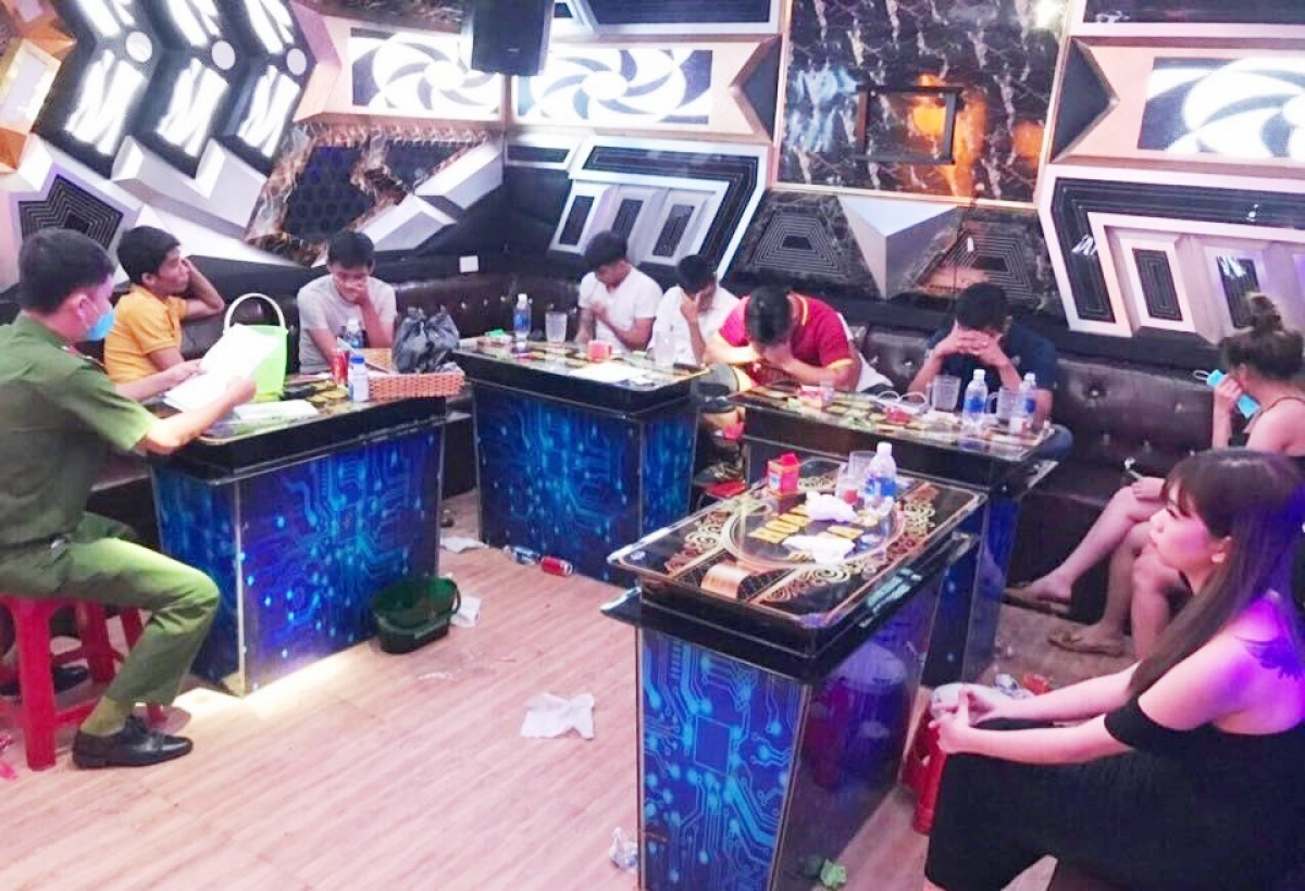 Công an làm việc với các đối tượng sử dụng ma túy tại quán karaoke Hoàng Gia 5.