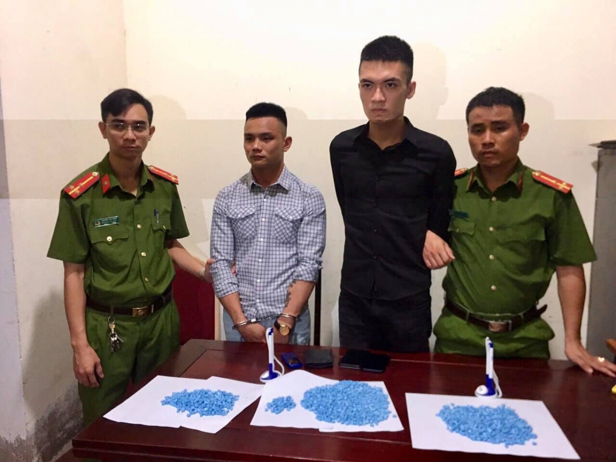 Hai đối tượng cùng tang vật tại cơ quan điều tra.