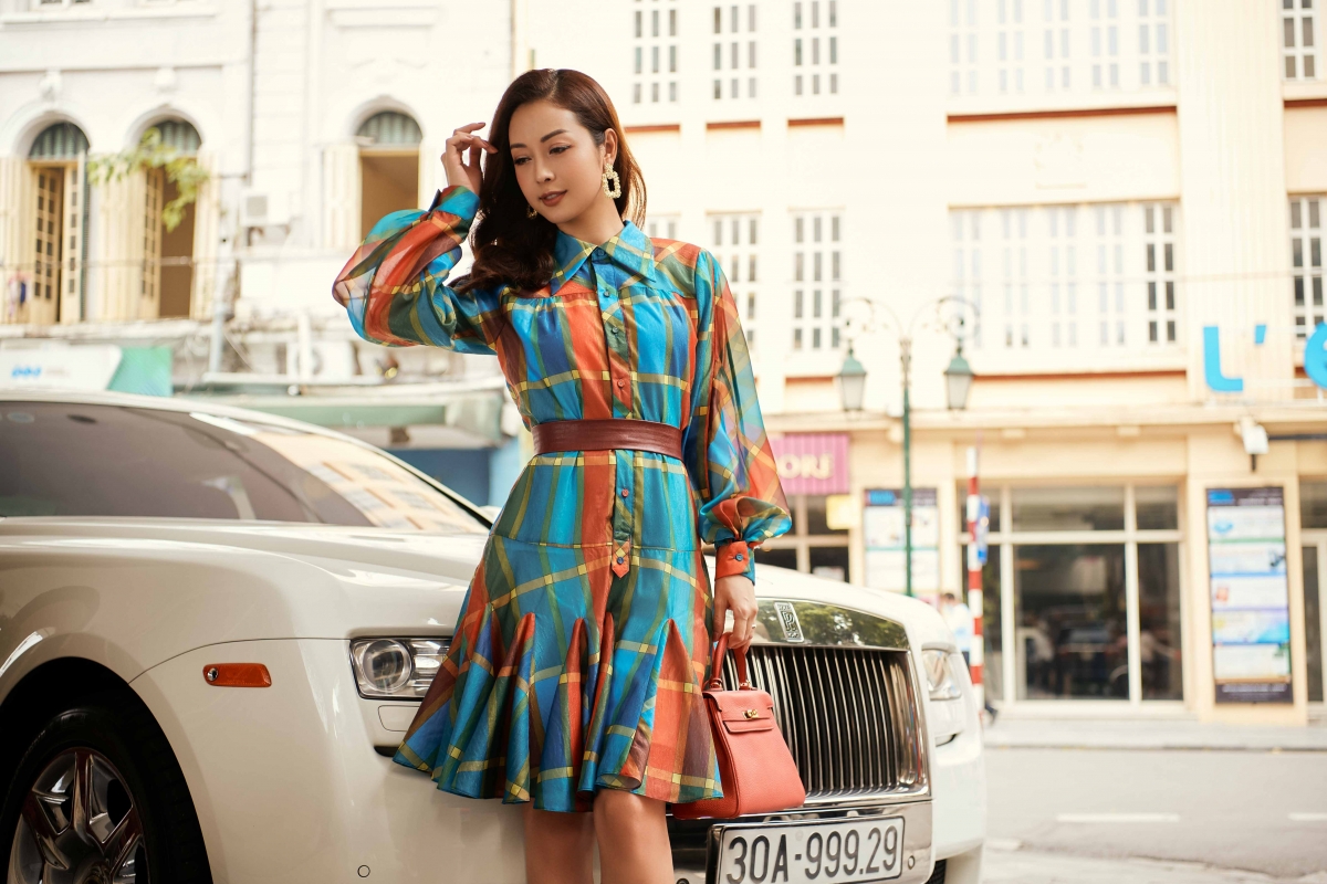 Sau 4 lần sinh nở, Jennifer Phạm khiến người hâm mộ choáng váng bởi vóc dáng không khác gì thời son rỗi.