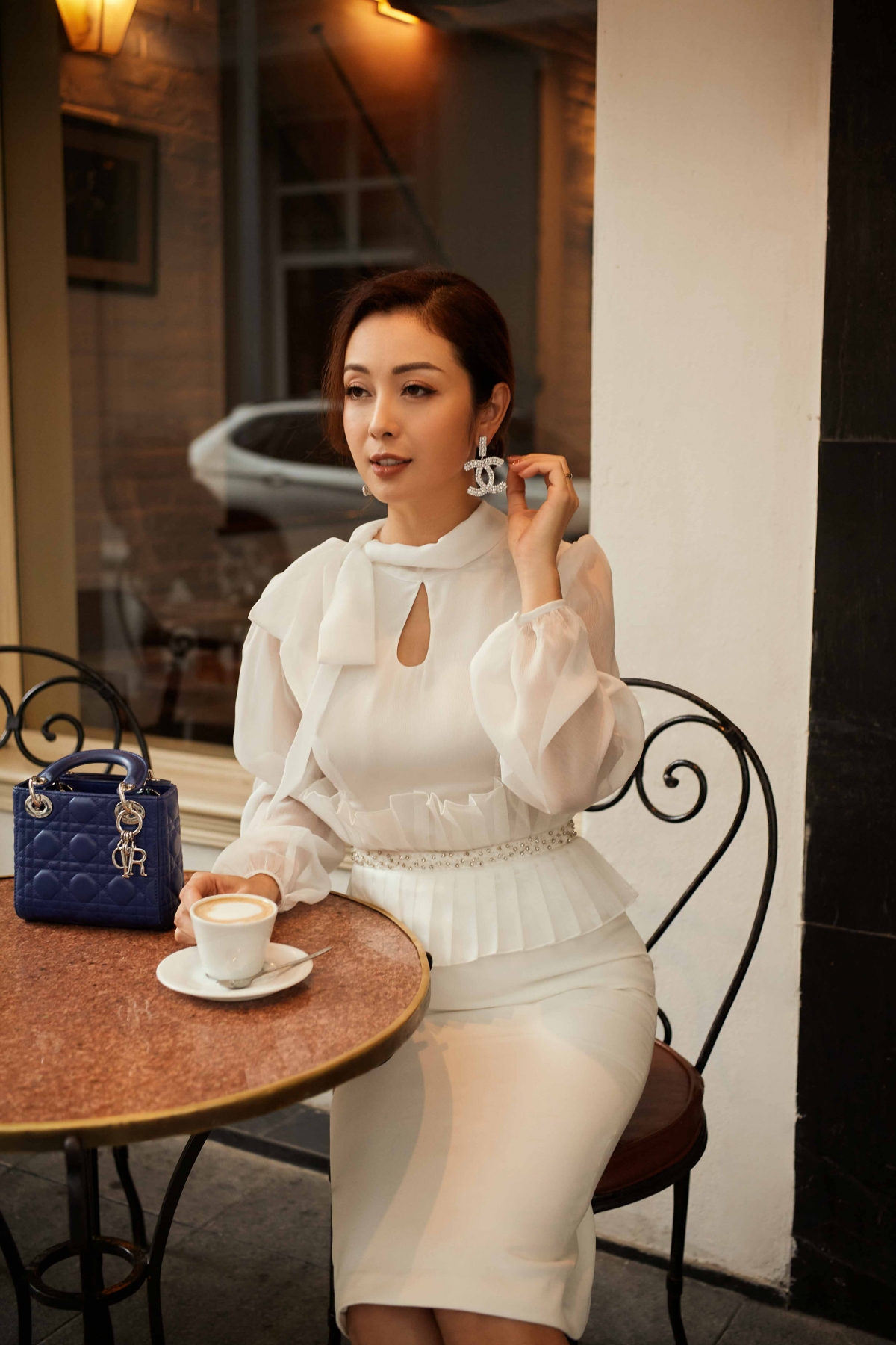 Túi xách Dior nhỏ xinh kèm khuyên tai bản to Chanel mang lại vẻ thanh lịch cho "quý cô" Jennifer Phạm.