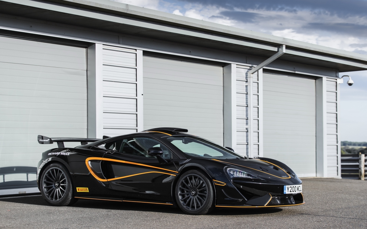Được tạo nên từ 570S GT4, McLaren 620R sở hữu trên mình những yếu tố của một chiếc xe đua thực thụ nhưng vẫn có được những trang bị cần thiết để có thể được sử dụng một cách hợp pháp trên đường phố công cộng.