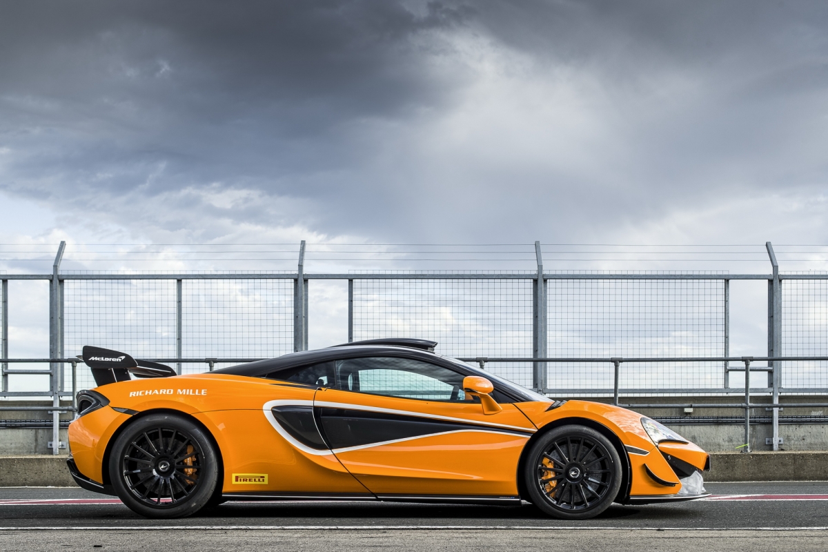 Với gói nâng cấp này mang đến cho chiếc McLaren 620R ống hút gió được làm bằng sợi carbon, đặt trên nóc xe.