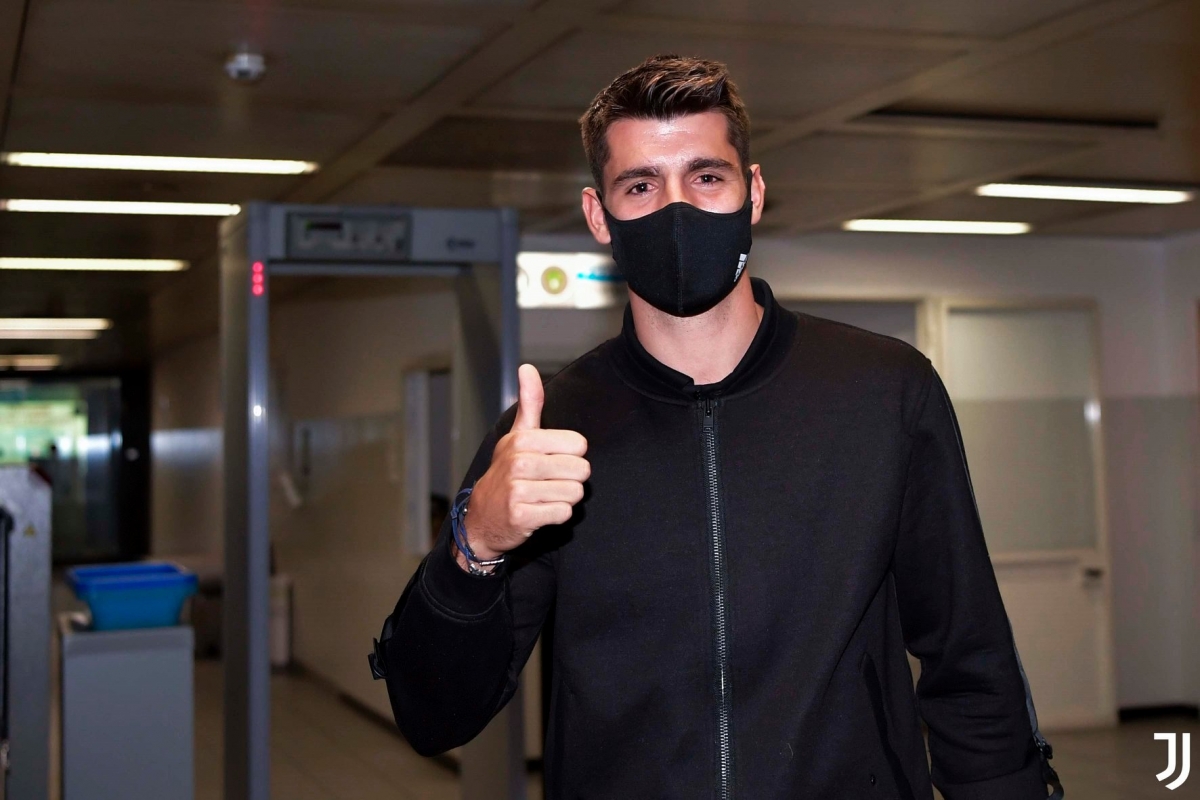Morata đặt chân tới Italia. (Ảnh: Juventus)