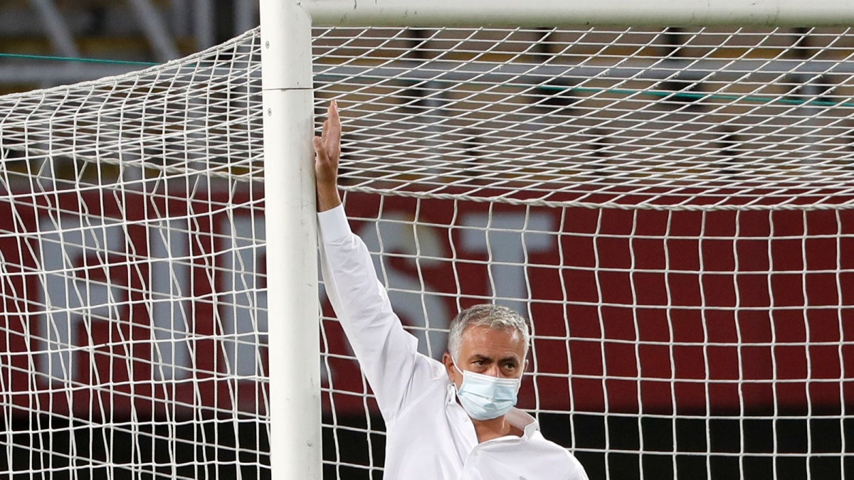 Jose Mourinho kiểm tra chiều cao khung thành. (Ảnh: Sky Sports)