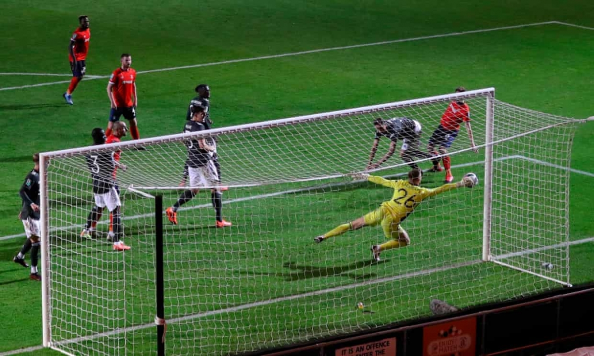 Cơ hội tốt nhất mà Luton Town tạo ra bị từ chối bởi pha cứu thua ấn tượng của thủ môn Dean Henderson ở phút 80. (Ảnh: Getty)