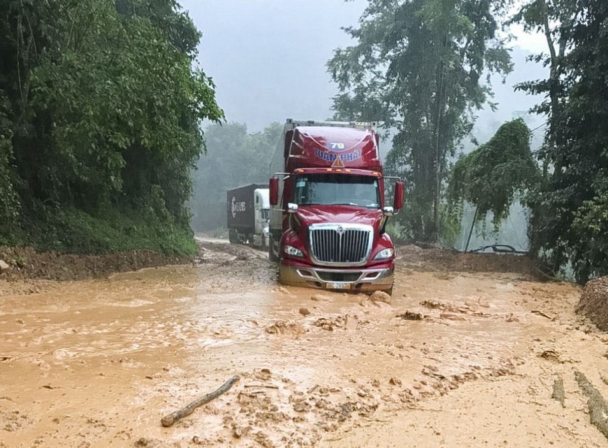 Vào mùa mưa hàng năm, trên tuyến đèo này thường xuyên xảy ra sạt lở, gây ách tắc giao thông tại nhiều điểm.