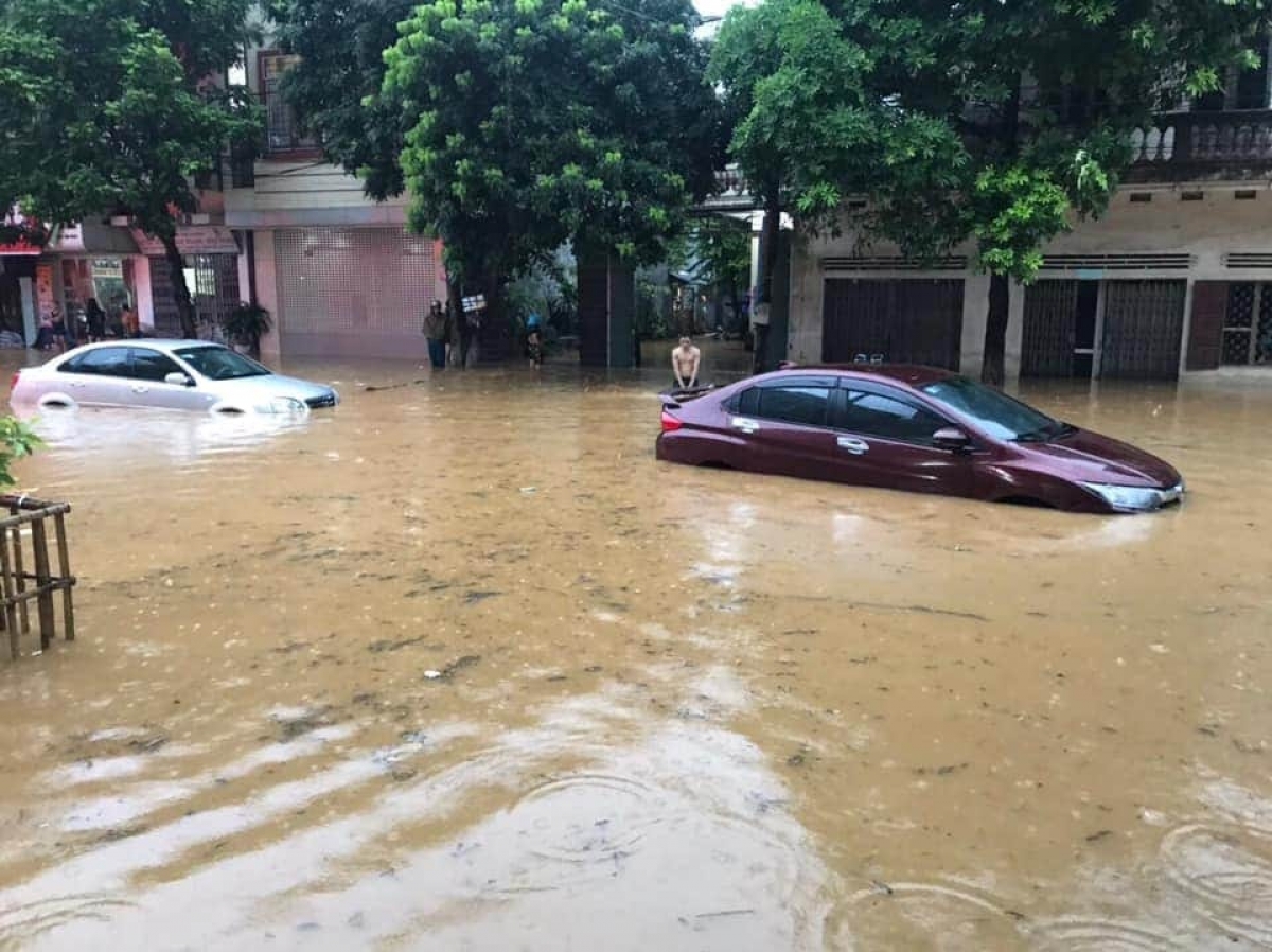 Mưa lớn khiến nhiều tuyến đường chìm sâu trong nước (ảnh FB)