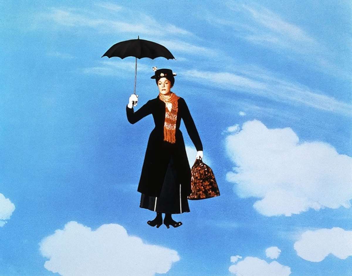 Trang phục của Mary Poppins trong Mary Poppins (1964): Julie Andrews góp mặt trong Mary Poppins khi mới 29 tuổi. Trên phim trường, cô đã gặp chồng tương lai là nhà thiết kế phục trang Tony Walton. Dưới bàn tay Walton, bộ trang phục khó quên của Mary Poppins trên phim với váy, giày và mũ đã hiện ra hoàn thỉnh. Theo lời nhà thiết kế, mỗi màu sắc được sử dụng trong bộ phim đều mang một ý nghĩa riêng. Ảnh: Disney.