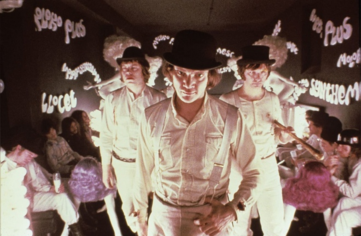 Trang phục phản diện A Clockwork Orange (1971): Trong bộ phim lấy chủ đề phản địa đàng của đạo diễn Stanley Kubrick, Alex (Malcolm McDowell) là một thiếu niên có lối sống phóng túng và xu hướng bạo lực. Hắn cùng nhóm bạn bất hảo lập một băng nhóm tội phạm manh động. Alex mặc bộ đồ liền màu trắng, đội mũ phớt đen, tay cầm gậy và có hình vẽ một bên mắt. Tạo hình kỳ quái cùng chất giọng khó nghe của nhân vật khiến những khán giả từng thưởng thức bộ phim còn bị ám ảnh rất lâu sau khi xem xong. Ảnh: Warner Bros..