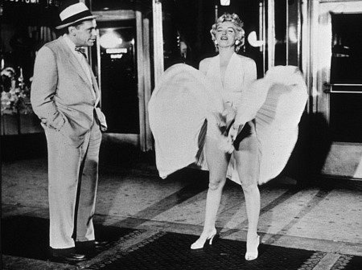 Chiếc váy trắng của Marilyn Monroe trong The Seven Year Itch (1955): Trong bộ phim của đạo diễn Billy Wilder, một người đàn ông dần trở nên lạnh nhạt với vợ sau khi bị cô hàng xóm xinh đẹp do Marilyn Monroe thủ vai quyến rũ. The Seven Year Itch được nhớ đến nhờ hình ảnh Monroe đứng trên tấm lưới sắt ở ga tàu điện ngầm, phần chân váy màu trắng bị những luồng khí thổi tốc lên cao. Năm 2001, chiếc váy màu ngà Monroe mặc trong phim đã được bán đấu giá, thu về 5,6 triệu USD. Ảnh: 20th Century Fox