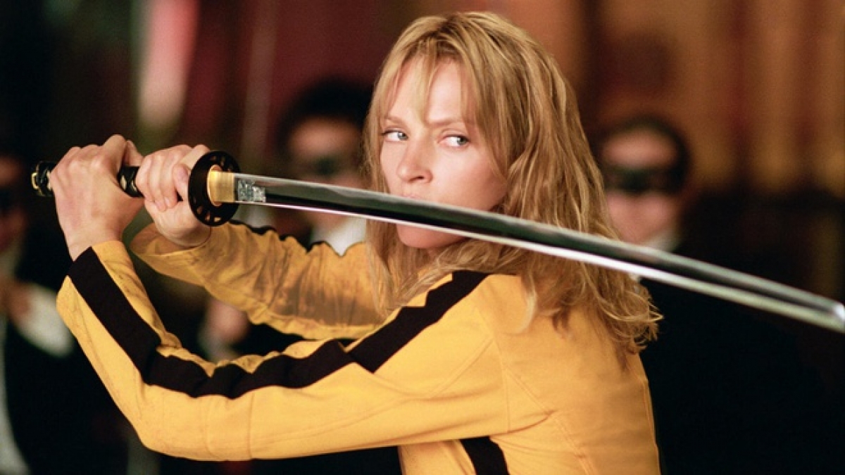 Bộ đồ bó màu vàng trong Kill Bill: Volume I (2003): Trong phim, Uma Thurman vào vai cô dâu. Cô dâu bắt đầu cuộc trả thù một nhóm sát thủ sau khi chúng tìm cách sát hại mình và đứa con chưa ra đời. Tác phẩm của Quentin Tarantino pha trộn giữa võ thuật, đấu kiếm và những cảnh hành động rùng rợn. Trên phim, nhân vật của Thurman từng mặc bộ đồ màu vàng với những đường sọc đen nổi bật được lấy cảm hứng từ trang phục mà Lý Tiểu Long đã mặc trong bộ phim The Game of Death (1978). Ảnh: Miramax
