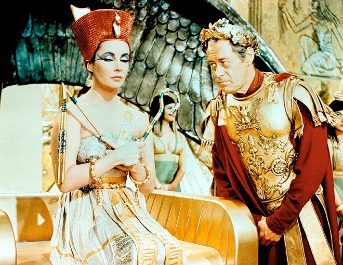 Phục trang của Elizabeth Taylor trong Cleopatra (1963): Bộ phim sử thi về nữ hoàng Ai Cập do Elizabeth Taylor và Richard Burton thủ vai đã thua lỗ nặng nề khi chỉ thu về 57,78 triệu USD từ vốn đầu tư 44 triệu USD. Câu chuyện “phim giả tình thật” của Taylor và Burton trên phim trường cũng góp thêm tai tiếng cho tác phẩm. Dù thua lỗ, phần hình ảnh Cleopatra vẫn để lại dấu ấn trong lòng khán giả, đặc biệt là tạo hình của Elizabeth Taylor trong phim. Kiểu kẻ mắt đậm của bà thậm chỉ còn mở ra một trào lưu làm đẹp mới. Ảnh: 20th Century Fox.