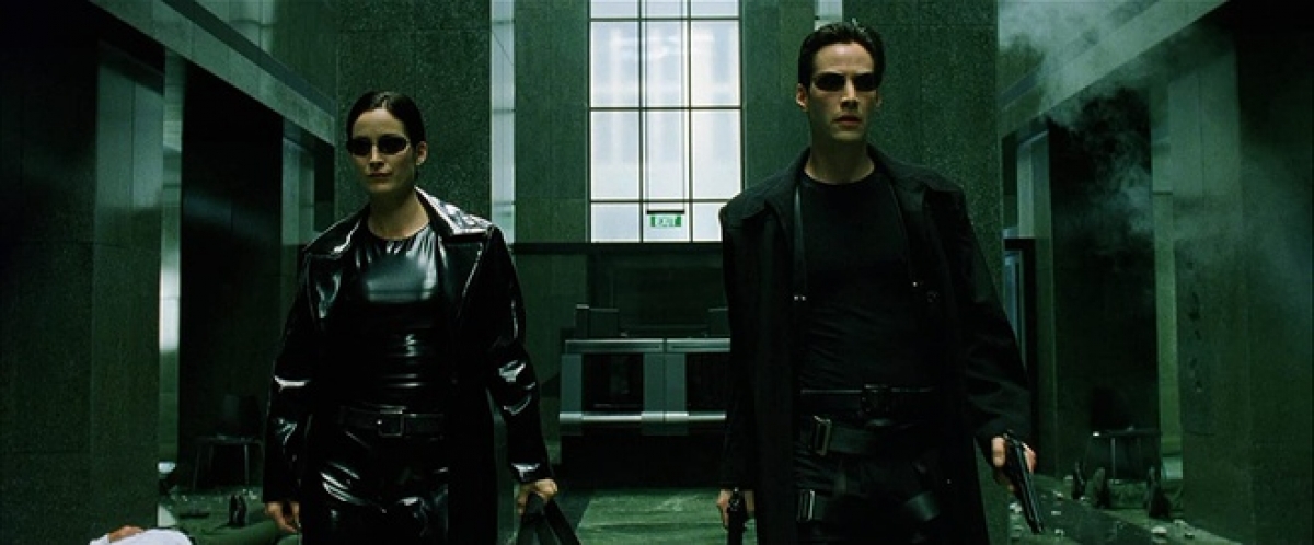 Bộ đồ đen trong The Matrix (1999): The Matrix ra mắt trong thời điểm chuyển giao giữa hai thế kỷ, mô tả những lo sợ của xã hội trước sự phát triển của máy móc và công nghệ. Trong phim, các nhân vật chính diện mặc màu đen từ đầu đến chân: kính, áo khoác dài, bốt… Theo thời gian, những bộ đồ đen này đã trở thành đặc điểm nhận diện của bộ phim. Ảnh: Warner Bros..