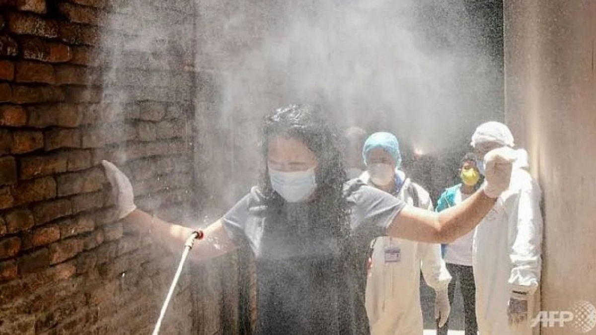 Phun xịt khuẩn chống Covid-19 tại một khu dân cư ở thủ đô Kathmandu. (Ảnh: AFP)