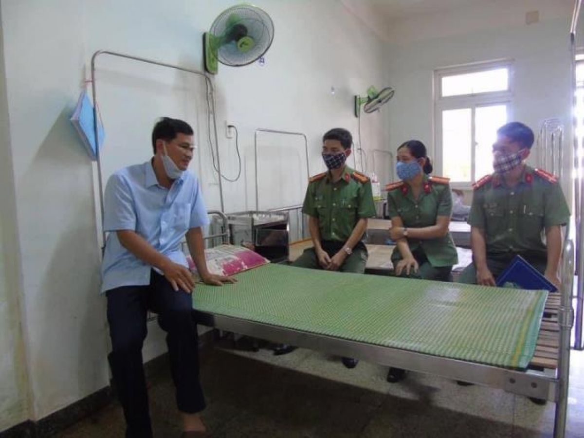 Đoàn thanh niên Công an tỉnh Quảng Ngãi đến thăm hỏi Đại úy Văn. (Ảnh: B.Đ)