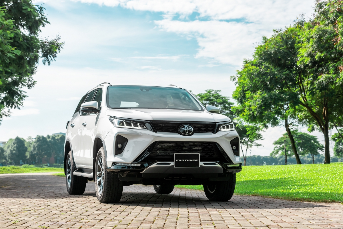 Toyota Fortuner mới nổi bật với ngoại hình hầm hố và hiện đại, bên cạnh đó, chiếc SUV của Toyota được nâng cấp an toàn với việc trang bị tiêu chuẩn gói Toyota Safety Sense