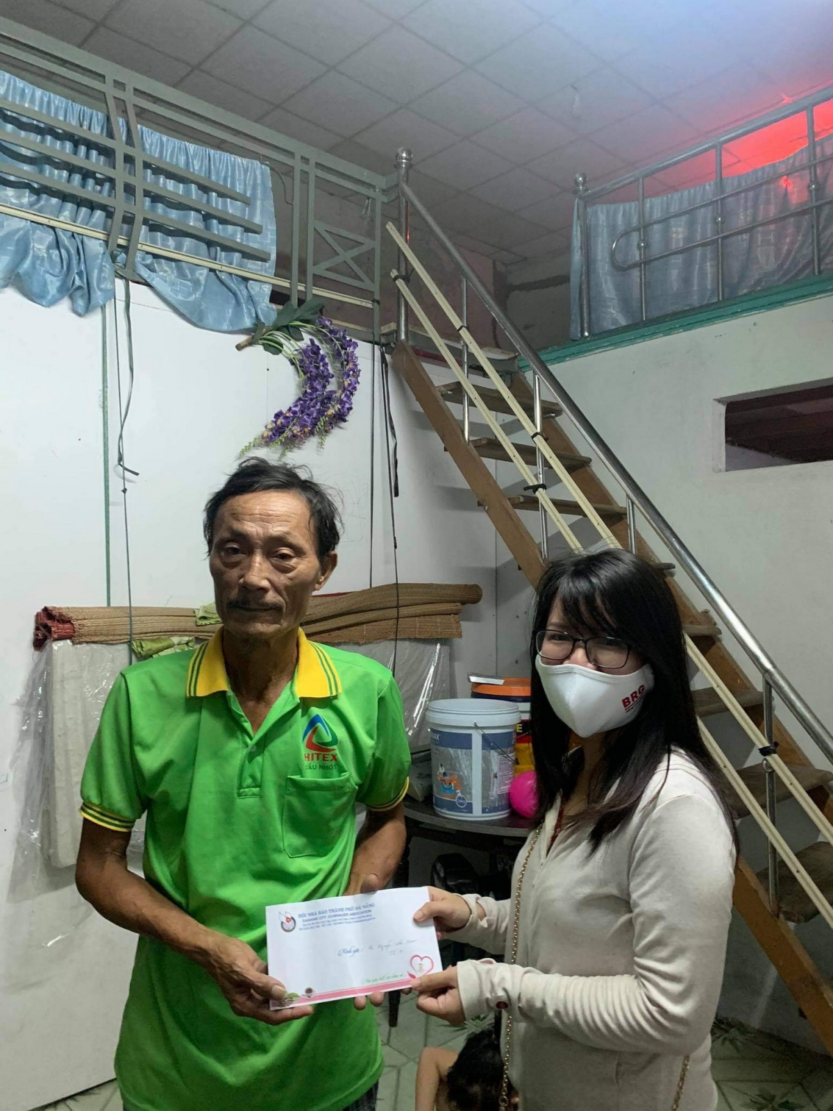 Người nghèo ở quận Thanh Khê, TP Đà Nẵng bị ảnh hưởng dịch Covid 19 nhận được hỗ trợ từ gói an sinh xã hội.