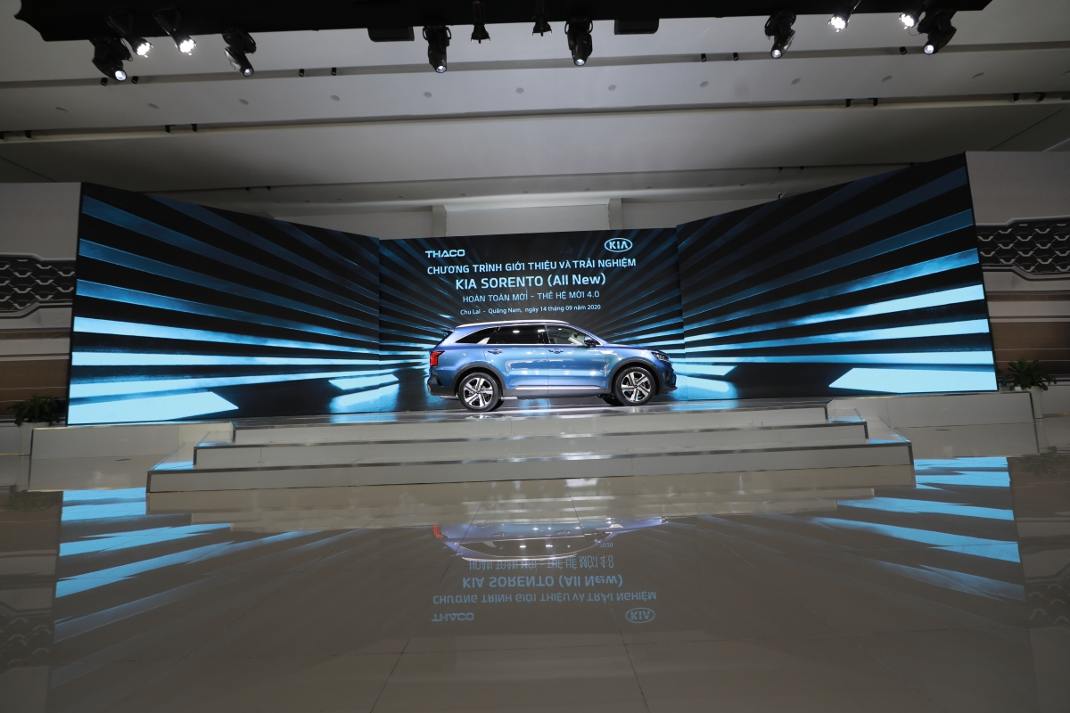 KIA SORENTO (All New) phô diễn vẻ ngoài hiện đại – bề thế – cứng cáp với tỷ lệ hài hòa nhất, thiết kế bên trong xe là sự kết hợp của những hình khối khỏe khoắn các chi tiết hữu dụng, chuẩn mực nhưng tràn đầy cảm hứng.