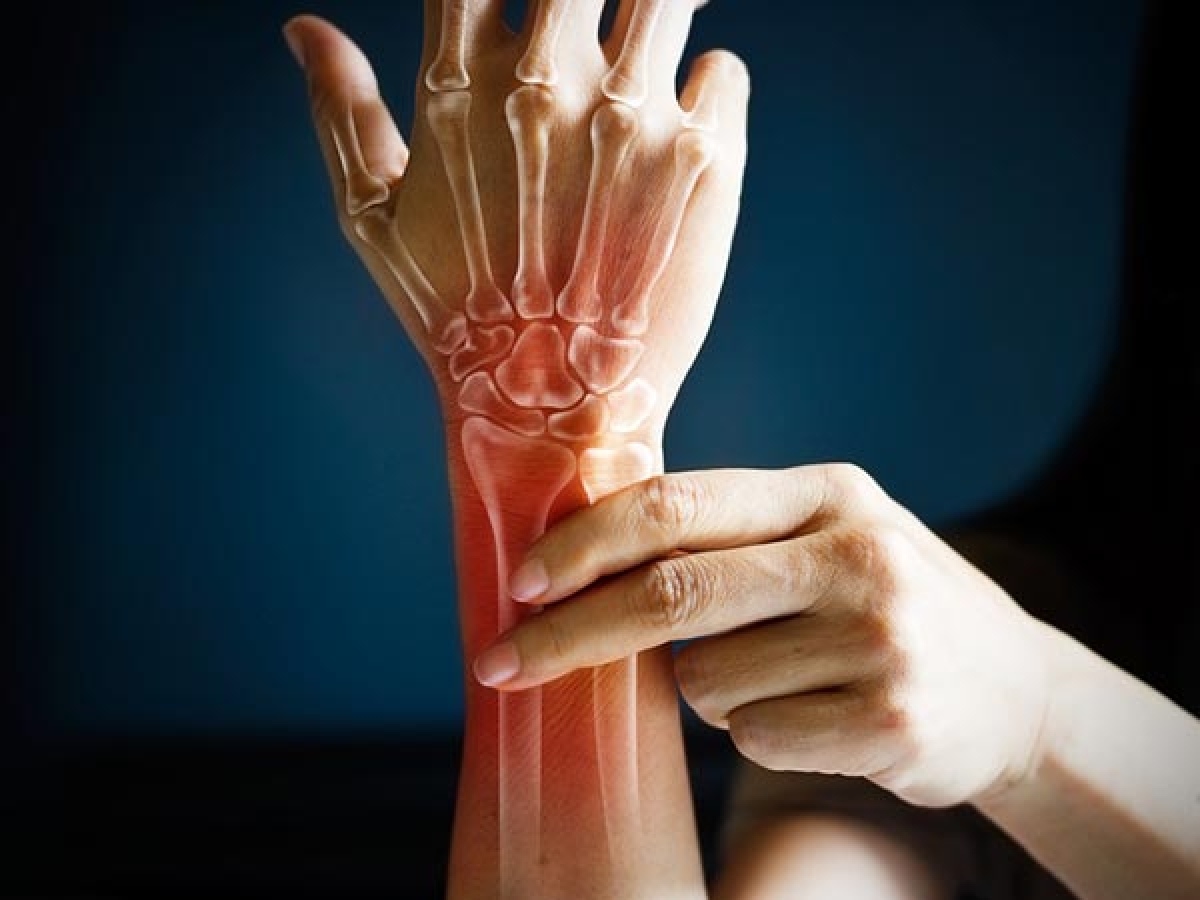 Giảm các triệu chứng viêm khớp: Dầu gan cá có thể giúp giảm các triệu chứng viêm khớp, đặc biệt là viêm khớp dạng thấp. Nghiên cứu cho thấy uống dầu gan cá mỗi ngày trong vòng 3 tháng giúp người mắc bệnh thấp khớp giảm các triệu chứng như tê cứng khớp vào buổi sáng hay sưng đau khớp.