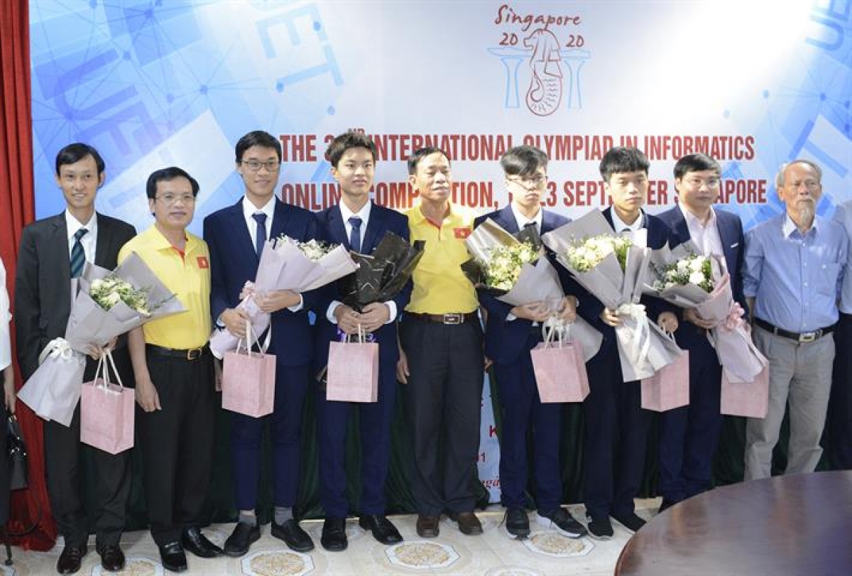 Ông Mai Văn Trinh, Cục trưởng Cục Quản lí chất lượng (Bộ GDĐT) chúc mừng các thí sinh đoạt giải