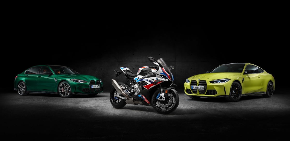  BMW M1000RR sở hữu cho mình 4 chế độ lái tiêu chuẩn gồm Rain, Road, Dynamic và Race, ngoài ra, xe có 3 chế độ tùy chỉnh Race Pro. Với các chế độ khác nhau, người lái có thể sẽ điều chỉnh độ phản hồi của bướm ga, ABS, độ bám đường, phanh động cơ và hệ thống kiểm soát bốc đầu.