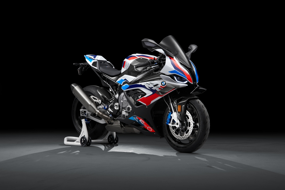 Ở phiên bản này, M1000RR sẽ có công suất cực đại ở mức 212 mã lực, tăng 7 mã lực so với S1000RR dành cho đường phố. Cùng với đó, mô-men xoắn cực đại mà chiếc mô-tô này có thể đạt được là 113 Nm, giới hạn vòng tua máy của xe cũng được nâng lên mức 13.100 vòng/phút.
