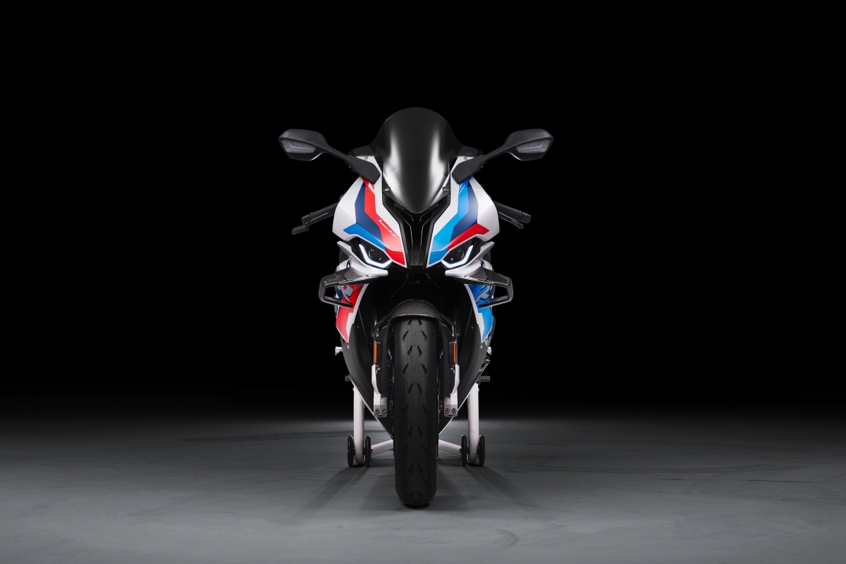 Ở dàn áo bên ngoài, M1000RR trở nên hầm hố hơn khi sở hữu cho mình bộ cánh hai bên hông được làm bằng sợi carbon nhằm giúp gia tăng lực ép khi vận hành ở tốc độ cao.