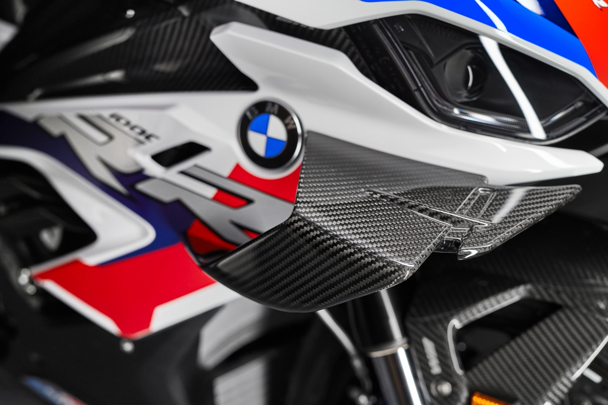 Kẹp phanh trên M1000RR Nissin cung cấp nhưng được bộ phận phát triển xe đua WSBK của BMW tùy chỉnh lại. Nhờ đó, kẹp phanh với logo M có khối lượng nhẹ hơn trong khi hiệu suất phanh tăng lên.