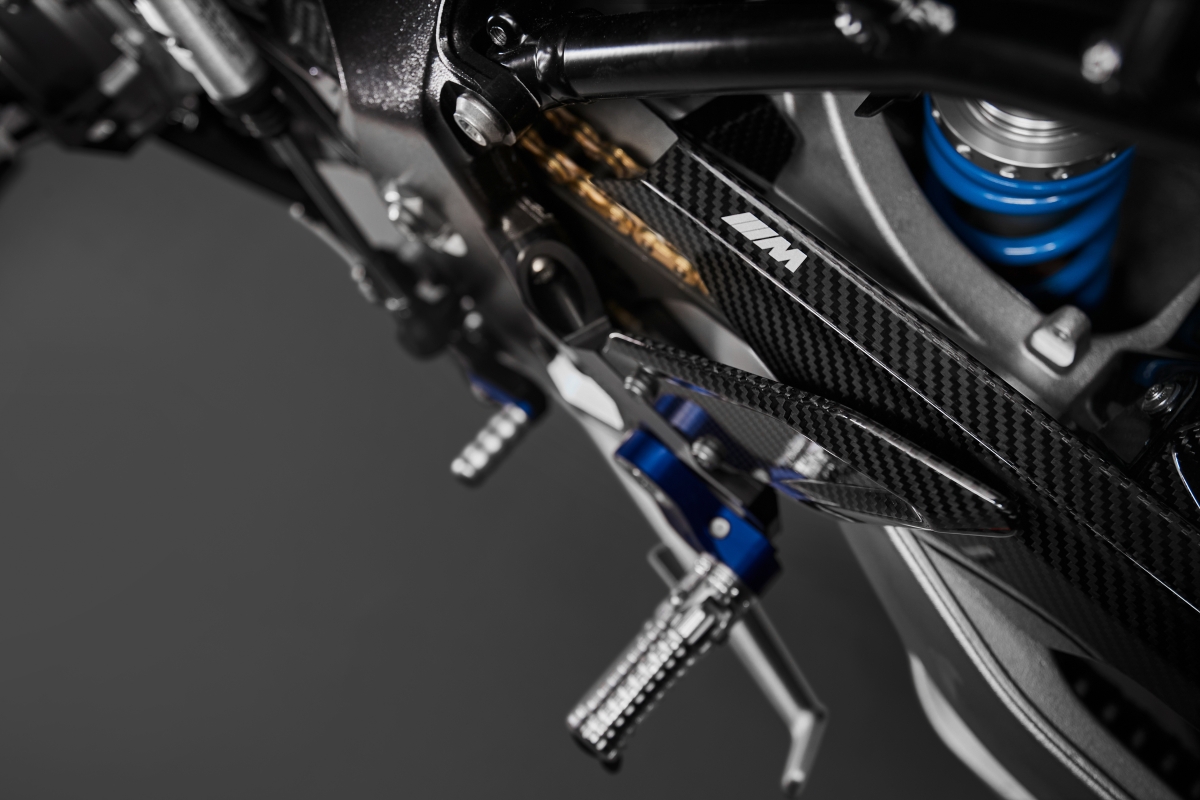 Giống với trên S1000RR M Performance, M1000RR cũng được trang bị bộ mâm được làm bằng sợi carbon và nhẹ hơn đến 1,67 kg.
