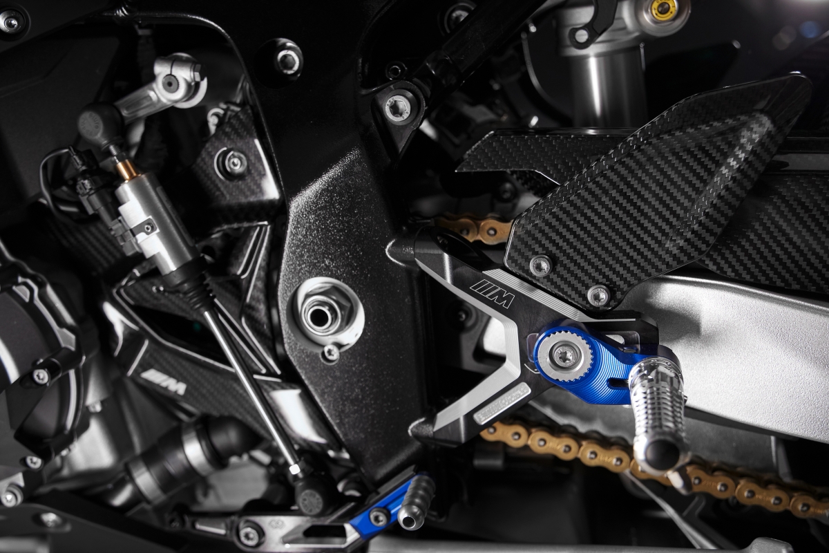 BMW sẽ bán ra M1000RR tại thị trường Anh Quốc với giá từ 30.935 Bảng (914 triệu đồng) trong khi tại thị trường Canada, mẫu superbike này sẽ có giá bán từ 42.400 CAD (khoảng 736 triệu đồng)./.